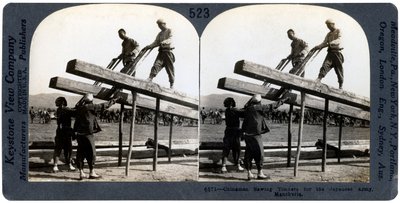 Hombres chinos aserrando madera para el ejército japonés, Manchuria, guerra ruso-japonesa, 1904-1905 de Keystone View Company