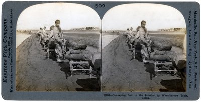 Transportando sal al interior en tren de carretillas, China, 1906 de Keystone View Company