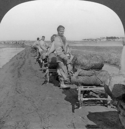 Transportando sal al interior en tren de carretillas, China, 1907 de Keystone View Company