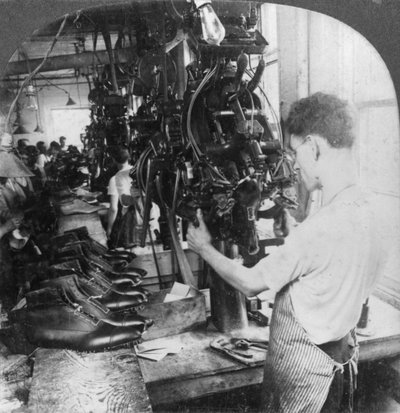 Máquina de duración moldeando zapatos en fábrica de zapatos, Lynn, Massachusetts, EE.UU., principios del siglo XX de Keystone View Company