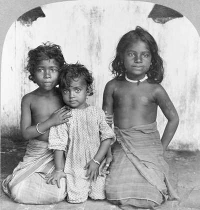Retrato de tres jóvenes cingalesas, c.1905 (foto en b/n) de Keystone View Company