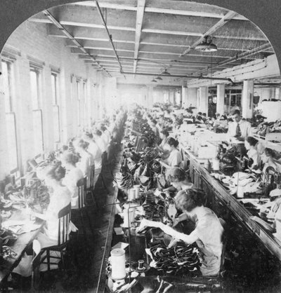 Sala de costura en una gran fábrica de zapatos, Syracuse, Nueva York, EE.UU., principios del siglo XX de Keystone View Company