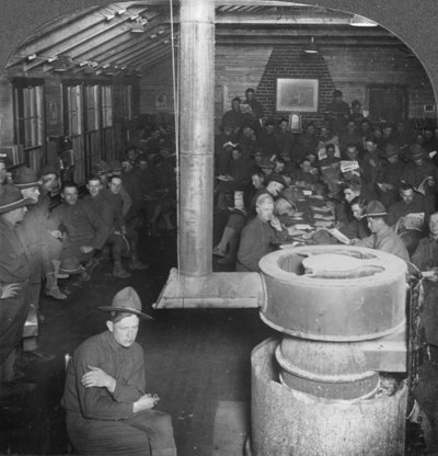 Sala social de una cabaña del campamento del ejército de la YMCA, principios del siglo XX de Keystone View Company