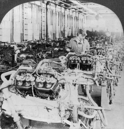 Probando motores en una fábrica de automóviles, Detroit, Michigan, EE.UU., siglo XX de Keystone View Company