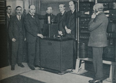 La nueva magia: Enviando imágenes por inalámbrico y el teléfono ineludible, c1935 de Keystone View Company