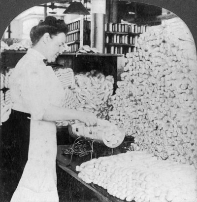 Pesando y clasificando madejas de seda cruda, South Manchester, Connecticut, EE.UU., principios del siglo XX de Keystone View Company