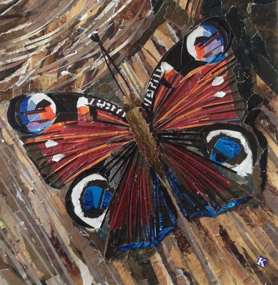 Despertar - Mariposa pavo real en pila de leña de Kirstie Adamson