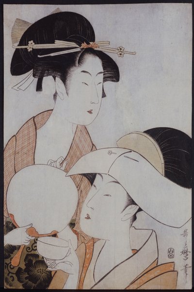 Retrato busto de dos mujeres, una sosteniendo un abanico, la otra con una cubierta en la cabeza sosteniendo una taza de té de Kitagawa Utamaro