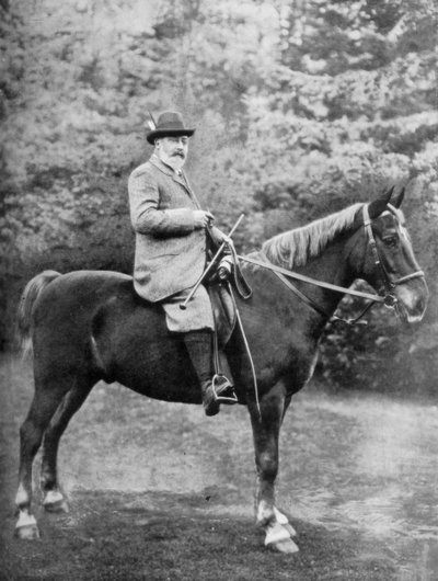 El Rey Eduardo VII cabalgando hacia los bosques en Sandringham, Norfolk, c1902-c1910 1910 de Knights Whittome