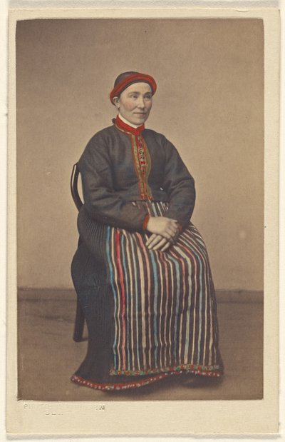 Chica de Osterfjorden. [mujer en traje noruego, sentada] de Knud Knudsen