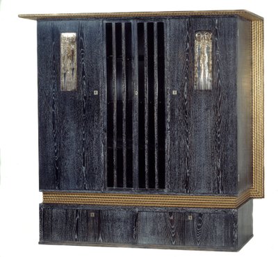Mobiliario: armario con música en roble barnizado negro, madera dorada, metal plateado y vidrio hecho por Koloman Moser (1868-1918) 1904 Dim. 1,99 m París, museo de Orsay de Koloman Moser
