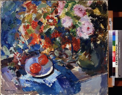 Asters and Tomatoes (Asters and Tomatoes). Bodegón, con un gran ramo de flores y un plato con dos tomates, colocado sobre una mesa. Pintura de Konstantin Alexeyevich Korovin (Constantin Korovin) (1861-1939), óleo sobre lienzo de Konstantin Alekseevich Korovin