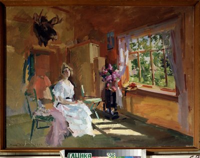 En la habitación. Mujer joven con un vestido ligero, sentada frente a la ventana, a través de la cual podemos ver el jardín, pleno verano. Pintura de Konstantin Alexeyevich Korovin (1861-1939), óleo sobre lienzo de Konstantin Alekseevich Korovin
