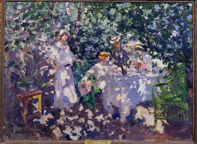 En el jardín (En el jardín). Una mesa puesta en la arboleda, en verano, tres mujeres jóvenes y un hombre, sentados, tocados con sombreros de paja, aprovechan la sombra. Pintura de Konstantin Alexeyevich Korovin (Constantin Korovin) (1861-1939), óleo de Konstantin Alekseevich Korovin