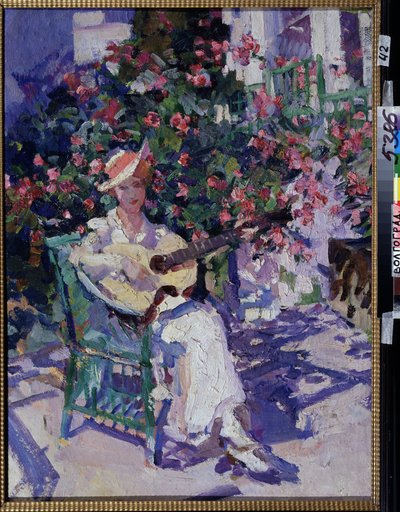 En Crimea (En Crimea). Una mujer joven con un vestido ligero, sentado en una silla de jardín, frente a un bosque florido, toca la guitarra, en pleno verano en la región costera del Golfo de Crimea. Pintura de Konstantin Alexeyevich Korovin (Constan de Konstantin Alekseevich Korovin