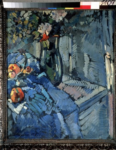 Flores y Frutas. Bodegón, rincón de la mesa con mantel medio doblado, sobre el que se colocan frutas y un jarrón con flores. Obra de Konstantin Alexeyevich Korovin (Constantin Korovin) (1861-1939), témpera sobre cartón de Konstantin Alekseevich Korovin