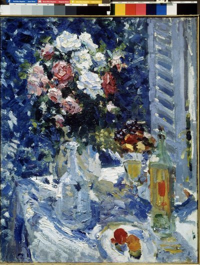 Flores y frutos. (Flores y frutos). Bodegón con un ramo, un plato de fruta, una jarra, una botella y un vaso frente a una ventana con persiana de madera. Pintura de Konstantin Alexeyevich Korovin (Constantin Korovin) (1861-1939), óleo sobre lienzo de Konstantin Alekseevich Korovin