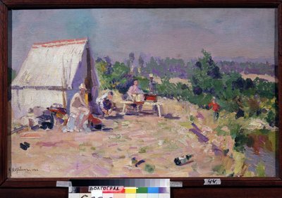 Un picnic (picnic). (En el Picnic). Escena de vida familiar, a la orilla de un río, una carpa y algunos muebles plegables se instalan al sol, para un almuerzo al aire libre y un día de relajación. Algo de basura esparcida por el suelo. pintura de de Konstantin Alekseevich Korovin