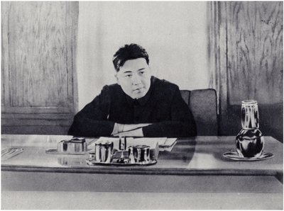 Kim Il-sung en su despacho del Consejo Popular de Corea del Norte (litografía) de Korean Photographer