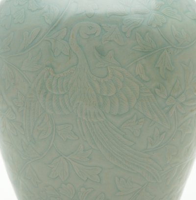 Botella (maebyeong) con diseño tallado e inciso de dos fénix y enredaderas de peonía, mediados del siglo XII de Korean School
