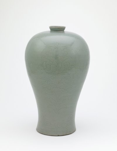 Botella con diseño inciso de cuatro ramos de loto, período Koryo, primera mitad del siglo XII de Korean School