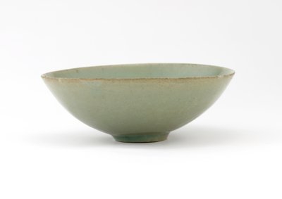 Cuenco con diseño moldeado de peces entre olas, mediados del siglo XII de Korean School