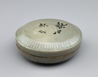 Caja con tapa con diseño incrustado de ramillete de crisantemo, mediados del siglo XII de Korean School