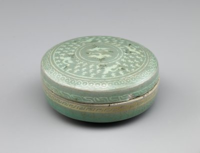 Caja cubierta con diseño incrustado de grullas y nubes, segunda mitad del siglo XIII de Korean School