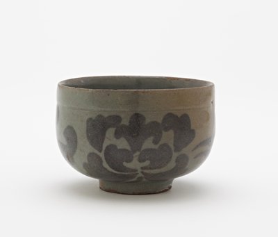 Taza con diseño de flores de peonía, primera mitad del siglo XII de Korean School