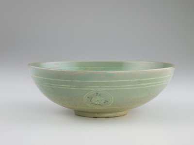 Plato con decoración incrustada, mediados del siglo XIII de Korean School