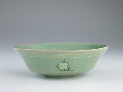 Plato con decoración moldeada e incrustada, finales del siglo XII-mediados del siglo XIII de Korean School