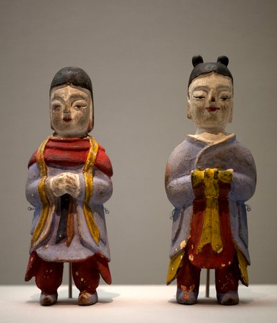 Figurillas en traje de chamán. Estatuillas de madera policromada, arte coreano de Korean School