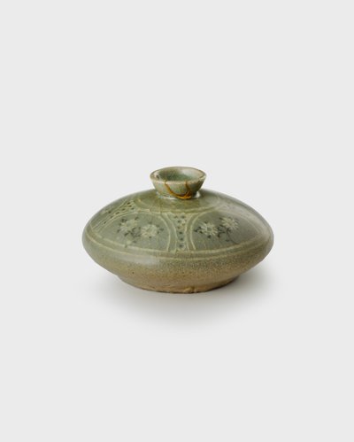 Botella de aceite, finales del siglo XII (Gres con decoración de engobe incrustado y esmalte de celadón) de Korean School