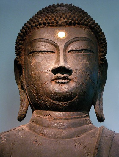 Cabeza de Buda de hierro, del período Goryeo del siglo X, del monasterio de Hasachang-dong, Hanam, Gyeonggi-do, Corea. Fotografía, Museo Nacional de Seúl, República de Corea, 2006 de Korean School