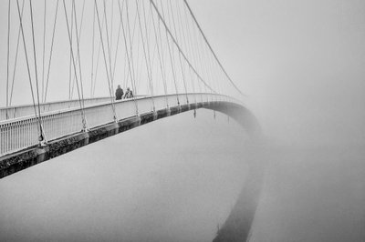Gente en un puente envuelto en niebla de Krunoslav Nevistic