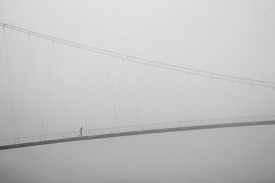 Paseo solitario por un puente envuelto en niebla de Krunoslav Nevistic