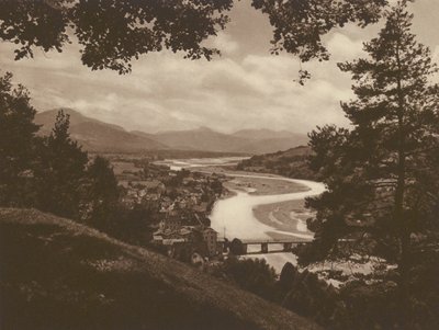 Bad Tolz y el valle del Isar, vista desde el Kalvarienberg; Bad Tolz y el valle del Isar, vista desde el Kalvarienberg (foto b/n) de Kurt Hielscher