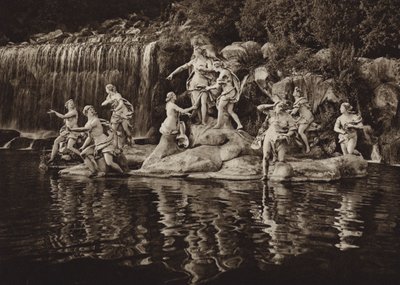 Italia: Caserta, Grupo de Diana, en el parque (foto b/n) de Kurt Hielscher