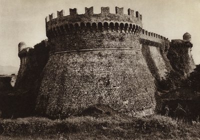 Italia: Castillo de Sarzanello (foto en blanco y negro) de Kurt Hielscher