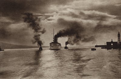 Italia: Nápoles, Acceso al puerto (foto b/n) de Kurt Hielscher