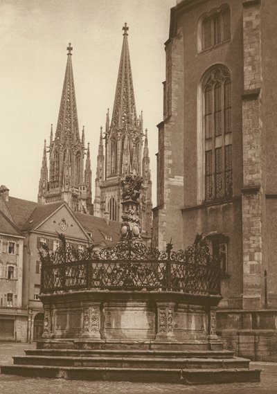 Regensburg, Fuente de 1721 en la "Neupfarr Platz" y Torre de la Catedral; Regensburg, La Fuente (1721) en la "Neupfarr Platz", y Catedral (foto b/n) de Kurt Hielscher