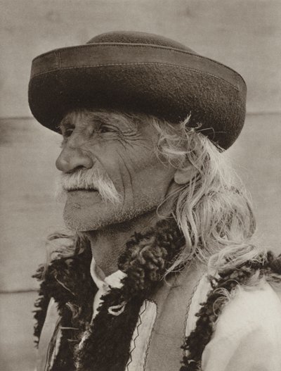 Rumanía: Arbora, Viejo campesino (foto b/n) de Kurt Hielscher