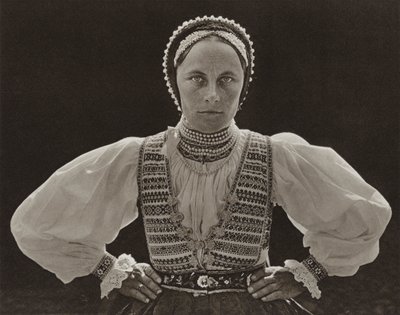 Rumanía: Ghinda, mujer sajona (foto b/n) de Kurt Hielscher
