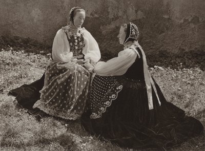 Rumanía: Lechinta, chicas sajonas en traje de domingo (foto b/n) de Kurt Hielscher
