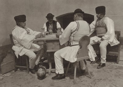 Rumanía: Poiana-Sibiului, Disfrutando de una copa de vino (foto b/n) de Kurt Hielscher