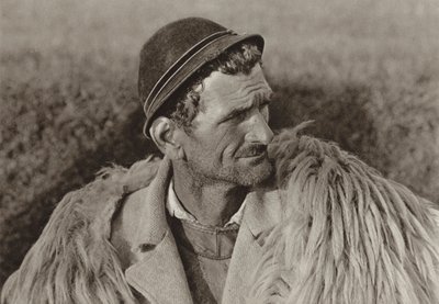Rumanía: Pastor de Santa María (foto en blanco y negro) de Kurt Hielscher