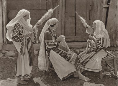 Rumanía: Tismana, hilanderos (foto b/n) de Kurt Hielscher