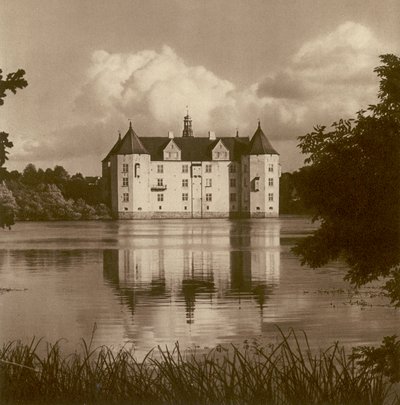 Schloss Glucksburg bei Flensburg (Schleswig); Castillo de Glucksburg cerca de Flensburg (Schleswig) (foto b/n) de Kurt Hielscher
