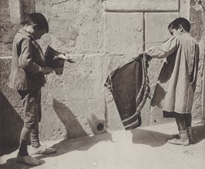 España: Chicos jugando a los toros (foto b/n) de Kurt Hielscher