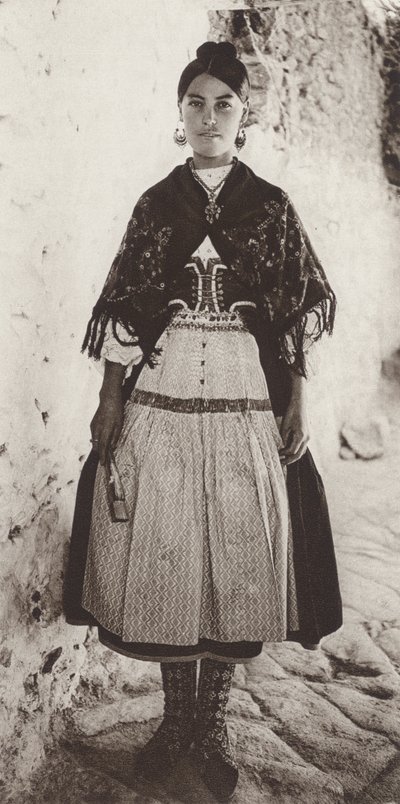 España: Traje de Lagartera, provincia de Toledo (foto b/n) de Kurt Hielscher
